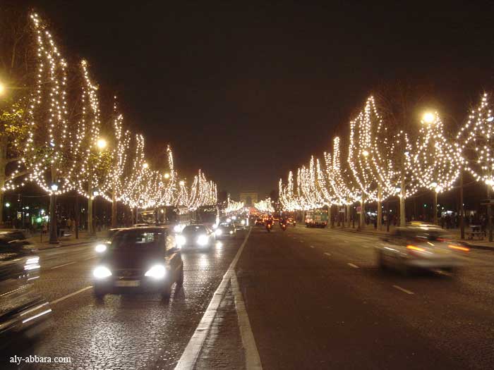 Paris : Avenue de Champs-Elysées illuminée