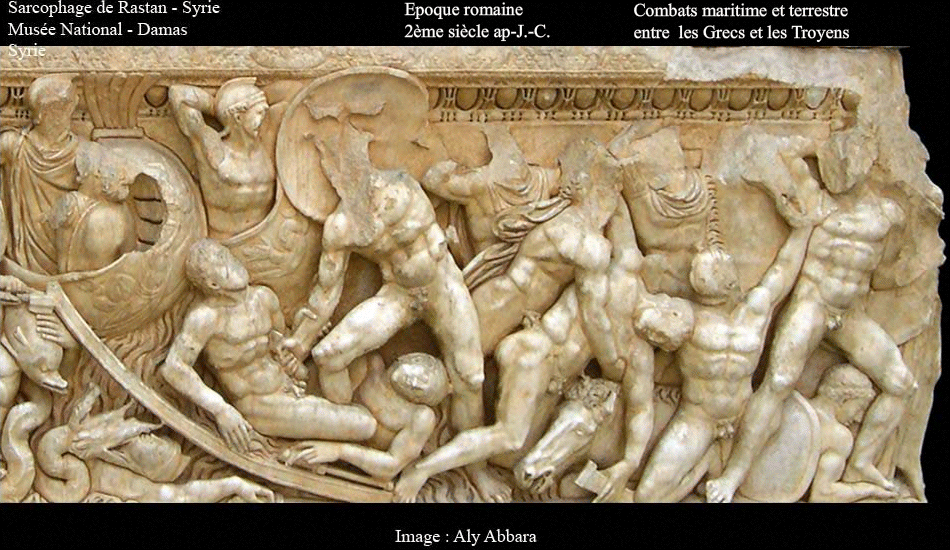 Un sarcophage datant de la période romaine (2e siècle ap. J.-C.) - combattants livrant des batailles maritimes et terrestres