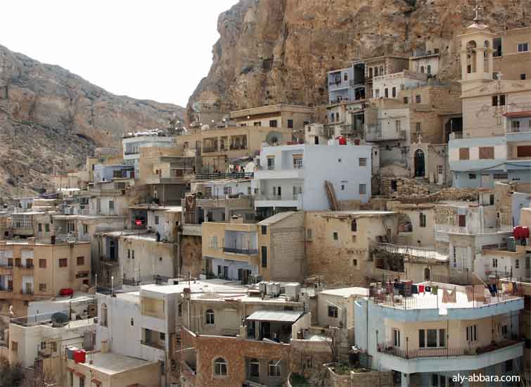 Syrie - Maaloula : le village avec ses falaises, ses édifices religieux et ses habitations perchées sur le flanc de la montagne