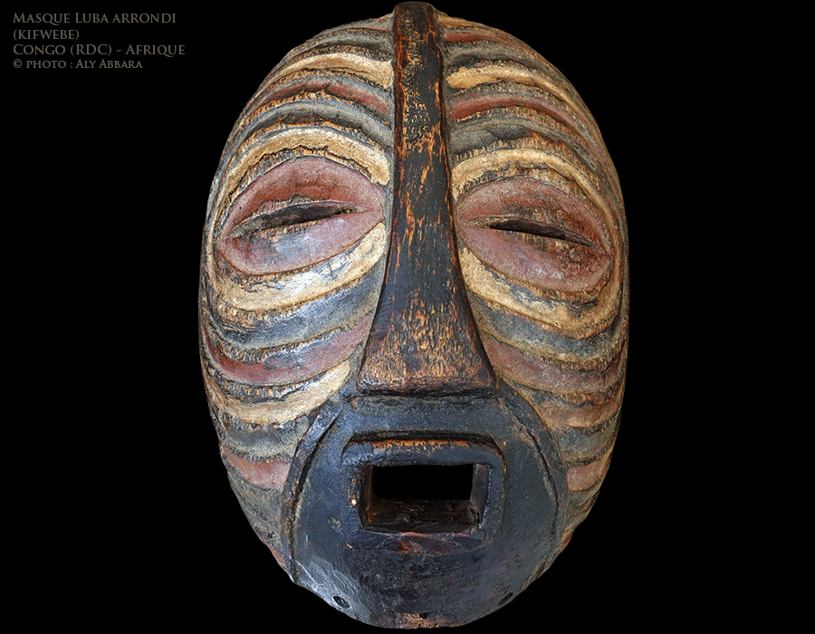 Art africain - Masque Luba  kifwebe masculin (kiloumé) arrondi produit par le peuple Luba - RDC - Exemple 03