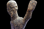 Statue d'homme à bras gauche levé avec le bras controlatéral absent - oeuvre du peuple Dogon - Mali