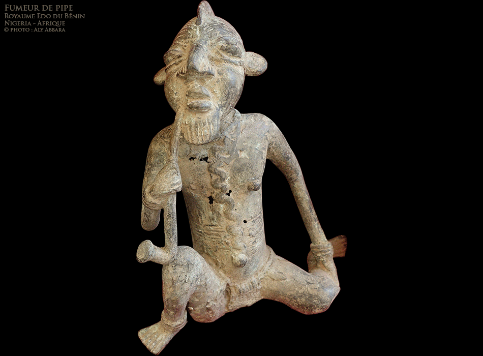 Art africain - Statue d'un fumeur de pipe - Royaume Edo du Bénin - Culture de Bini (Bénin) - Nigeria