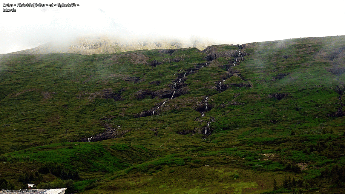 Islande (Iceland) orientale - Série de cascades entre le village de Fáskrúðsfjörður et la ville d'Egilsstaðir alimentant la rivière d'Eyvindara