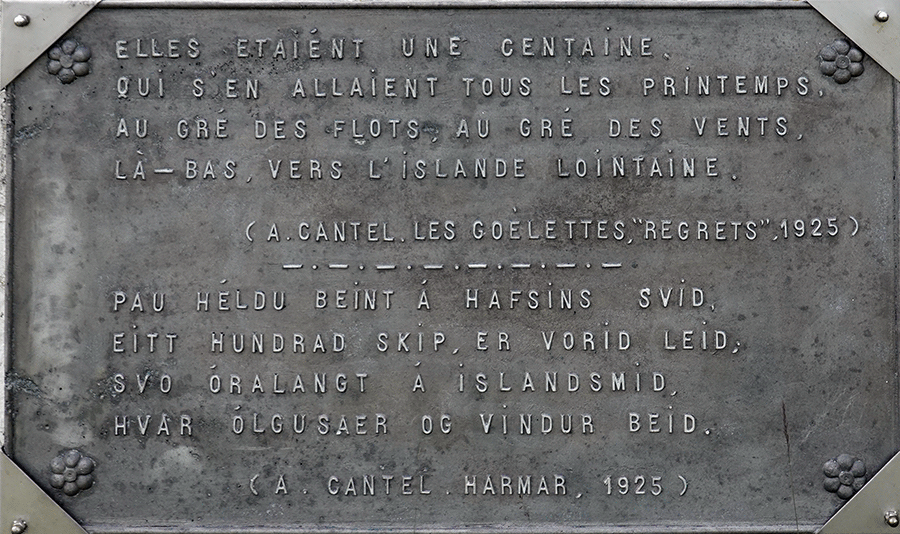 Le cimetière de Krossar - Socle commémoratif avec la liste des noms des défuts et marins Français