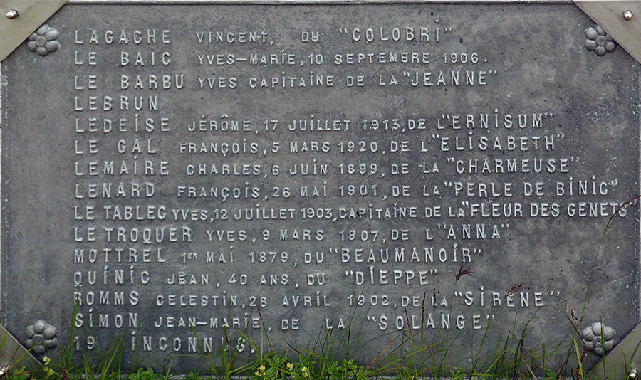 Le cimetière de Krossar - Socle commémoratif avec la liste des noms des défuts et marins Français - Plaque 2