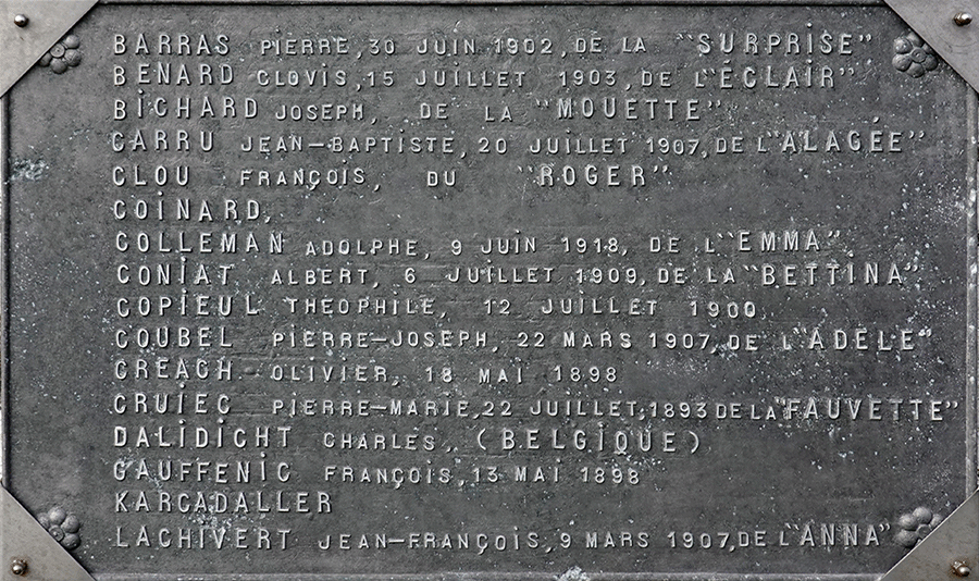 Le cimetière de Krossar - Socle commémoratif avec la liste des noms des défuts et marins Français - Plaque 3
