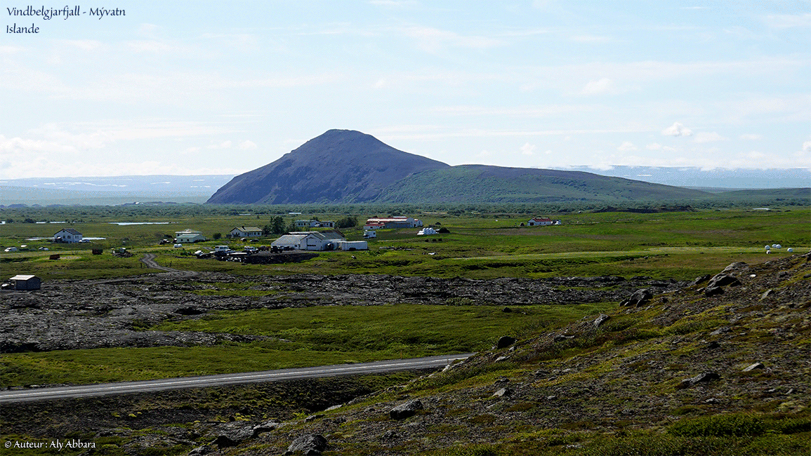 Islande (Iceland) - Montagne Vindbelgjarfjall ou Vindbelgur dominant la rive occidentale du lac Mývatn