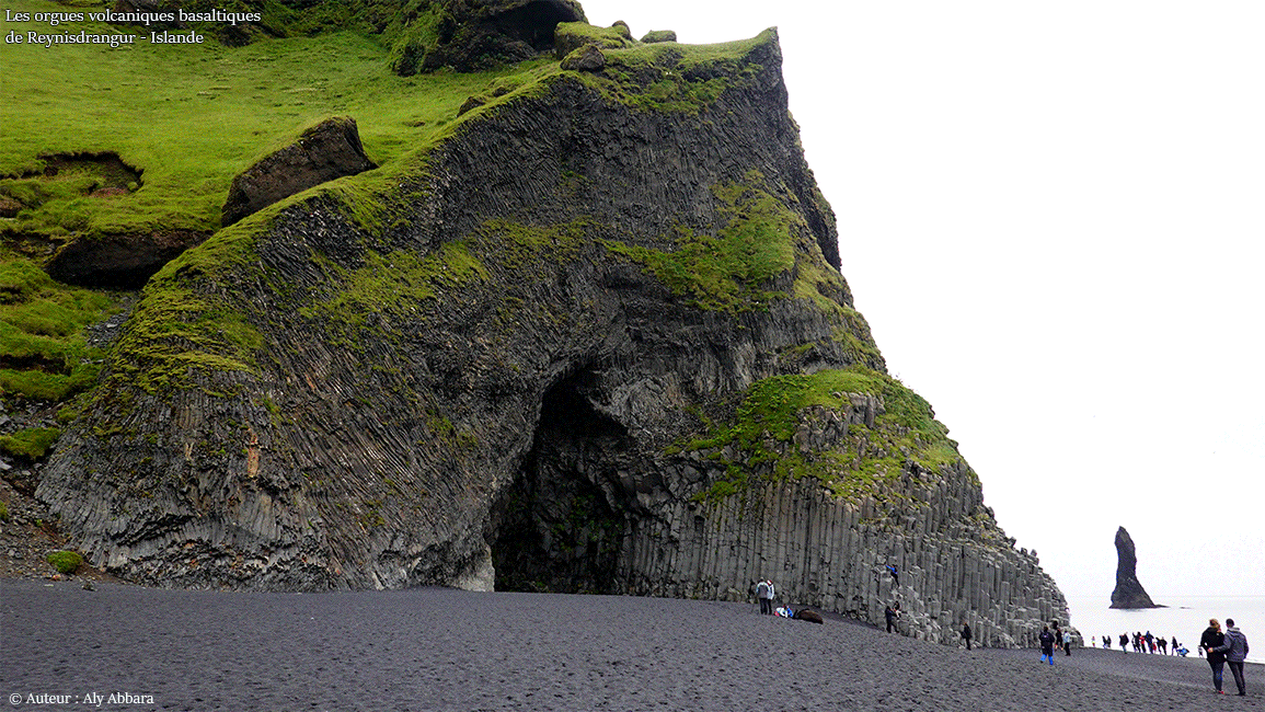 Islande (Iceland) - Montagne Reynisfjall - Les Orgues volcaniques basaltiques - Reynisfjara (la Plage de sable noir) et Reynisdrangar (les Piliers rocheux) dans l'Océan Atlantique