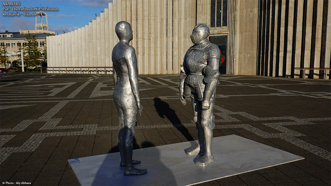 Islande (Iceland) du sud-ouest - Ensemble sculptural (ARMORS) au pied de la façade de l'église Hallgrímskirkja à Reykjavik - Sculptrice de Steinunn Þórarinsdóttir