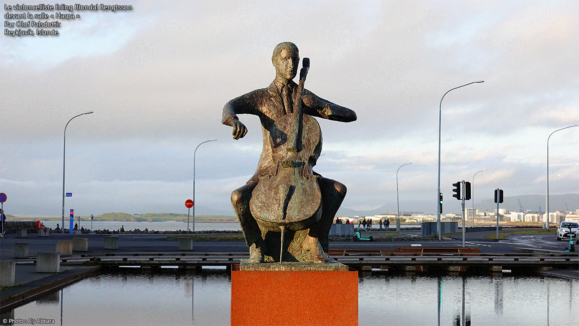 Islande (Iceland) du sud-ouest - Sculpture en bronze représentant le musicien danois Erling Blöndal Bengtssonun »  jouant au violoncelle - Œuvre du sculpteur islandais Ólöf Pálsdóttirla - Devant Harpa - Reykjavik