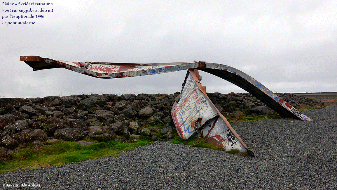 Islande (Iceland) -  Plaine Skeiðarársandur - La seule partie restante d'un pont construit auparavant sur la rivière Gígjukvísl - Dans le parc national de Skaftafell