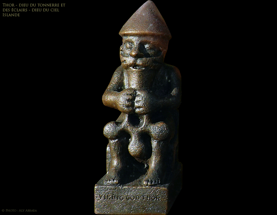 Islande (Iceland) - Thor - Tor - Dieu du tonnerre et des éclairs ; Dieu du ciel - Copie commerciale d'une statuette de Thor trônant avec son marteau - Musée national d'Islande, Reykjavik (1000 après J.-C.)