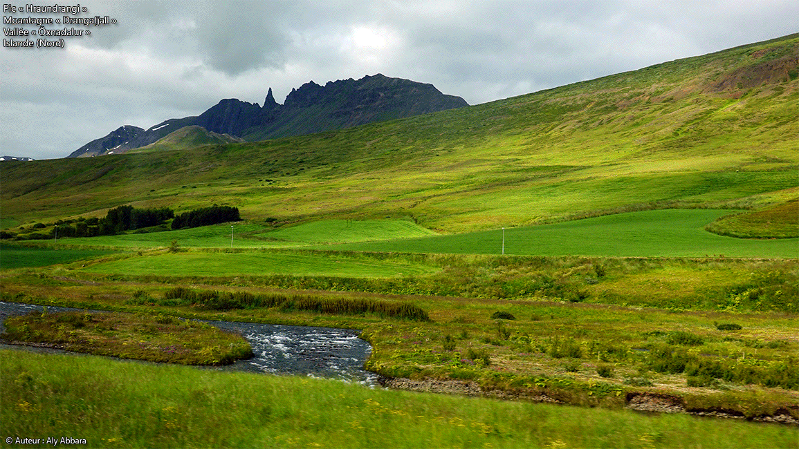 Islande (Iceland) nord - Vallée d'Öxnadalur  - Le pic d'Hraundrangi dans la crête de la montagne Drangafjall