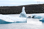 Iceberg quittant le lagon Jökulsárlón et dérivant vers l'Océan Atlantique Nord