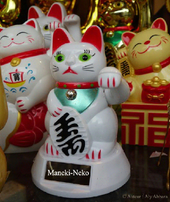 Maneki-Neko à forme simple et blanc avec une patte levée et animée, il s'agit de la patte de devant gauche