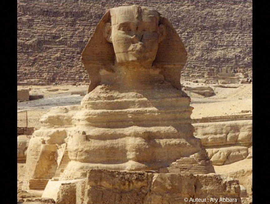 Image prise de face montre les deux entailles qui furent nécessaires pour casser le nez du sphinx de Chéfren au Gizeh près du Caire - Egypte