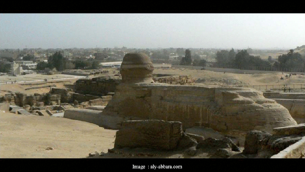 Égypte - La nécropole d'Al-Jizah (Gizeh) : Le majestueux grand sphinx du Gizeh (de Chéfren) - Photo prise du côté gauche (nord) du grand sphinx