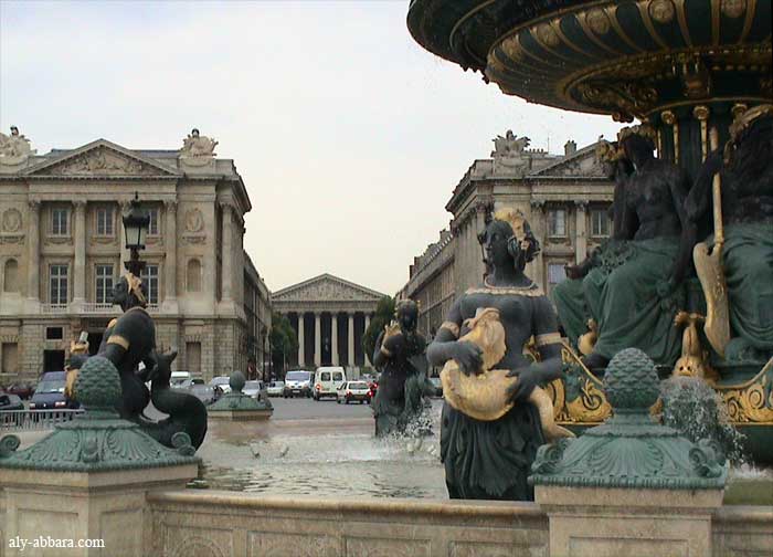 Paris : la place de la Concorde ; la fontaine et l'église de la Madeleine