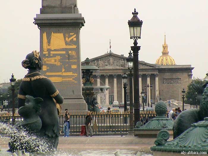 Paris : place de  Concorde et ses fontaines