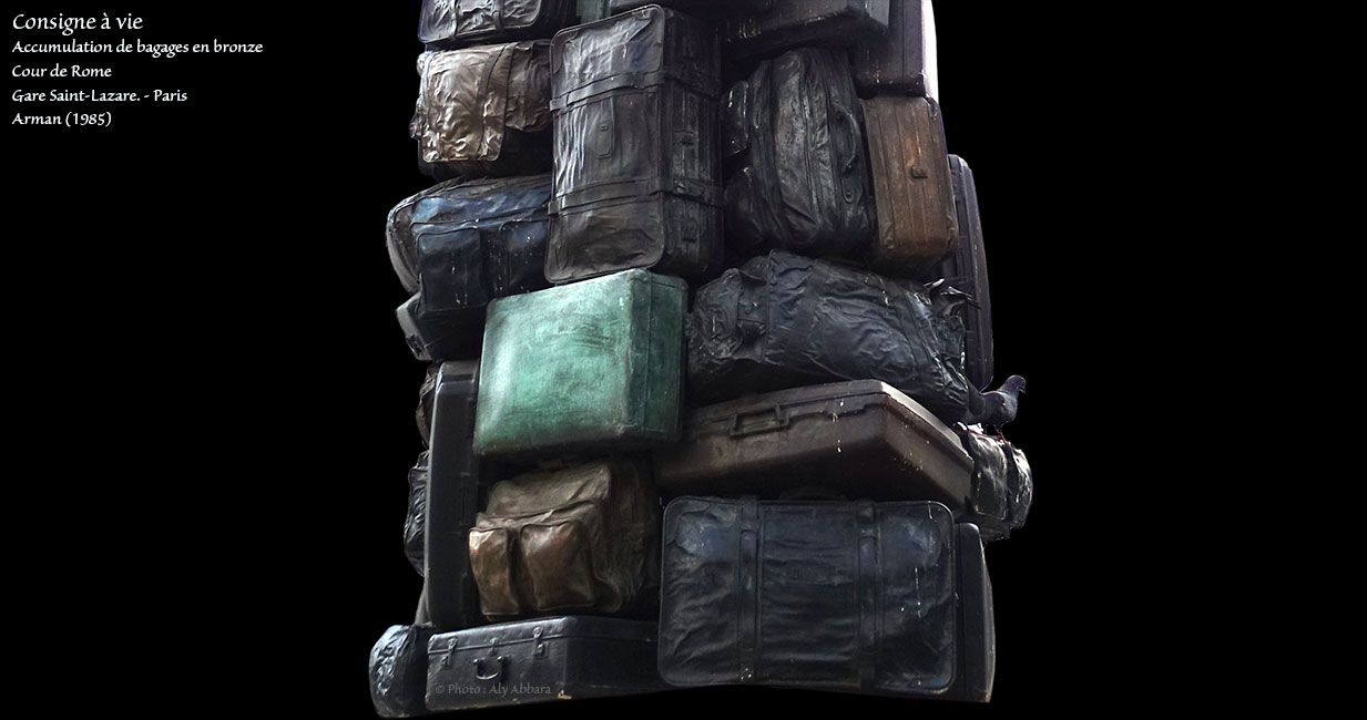 Paris - Cour de Rome devant la gare St-Lazare - Consigne à vie - Oeuvre d'Arman (1985) - accumulation de bagages en bronze