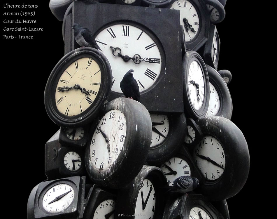 Paris - Cour du Havre devant la gare St-Lazare - L'heure de tous - Oeuvre d'Arman (1985) - accumulation d'horloges en bronze