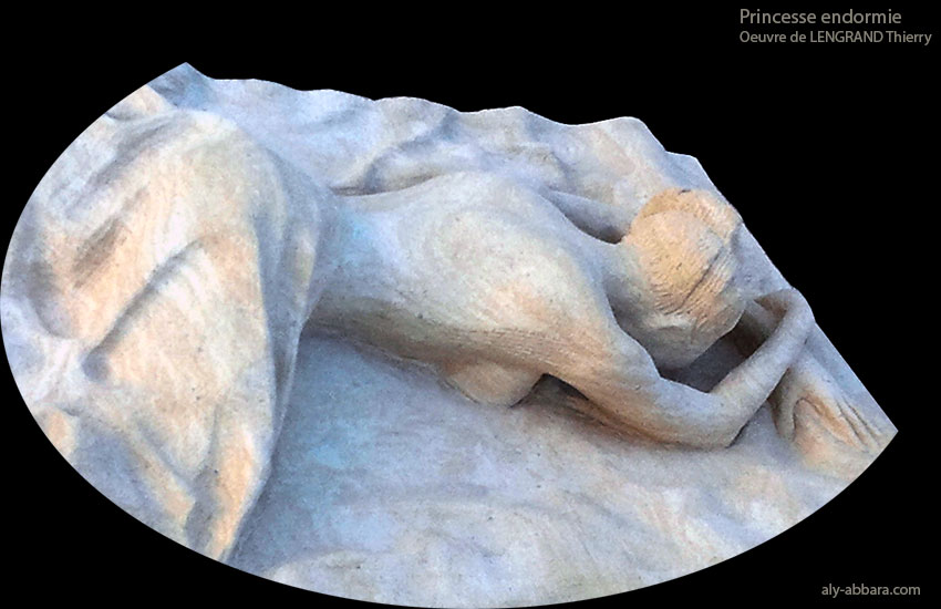 Déesse de la fertilité, sculpture de Jocélyne BURYN, en hommage au sculpteur syrien, Waël Kasstoun, mort sous la torture dans un des enfer en Syrie de 21° siècle